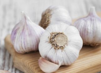 Zašto treba jesti beli luk na prazan želudac (stomak)? kao lek za holesterol, kandidu, pritisak, potenciju, bubuljice beli luk na prazan stomak